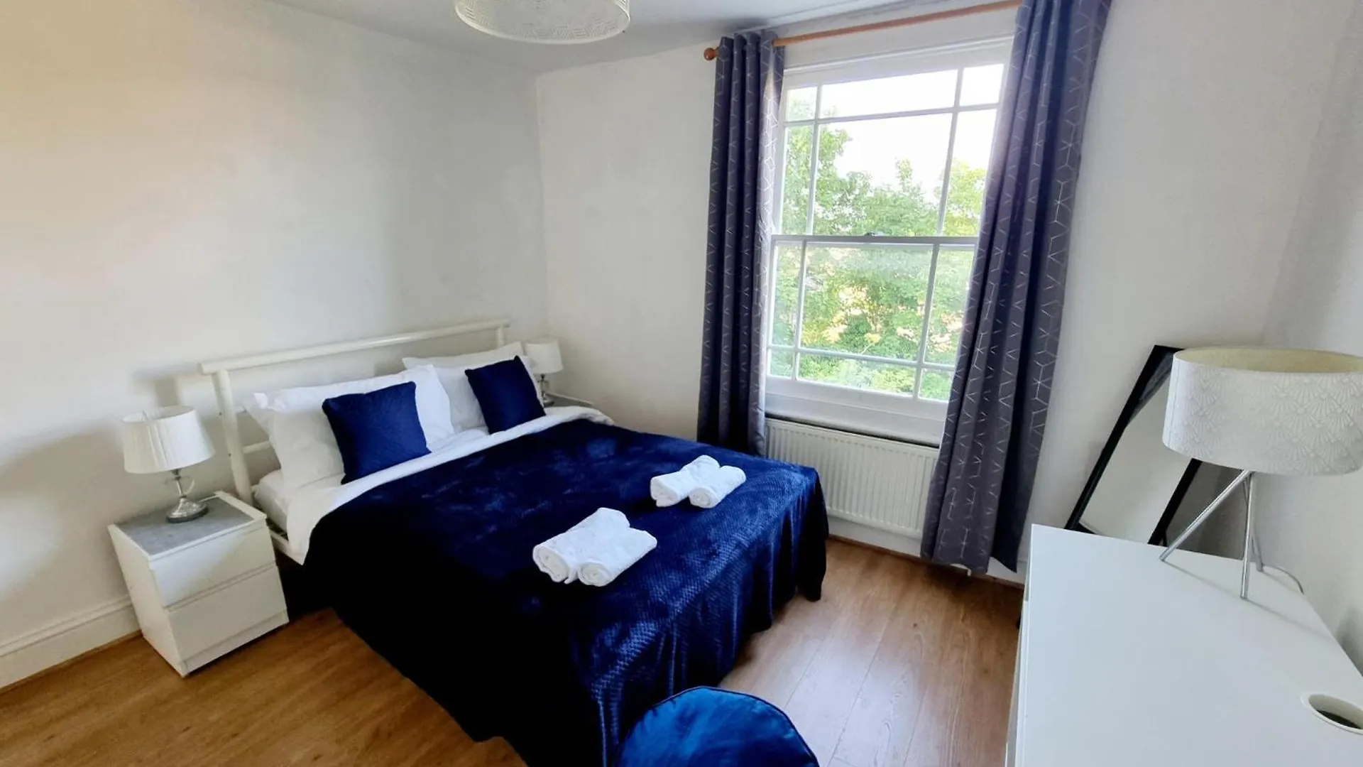 Evo View - 1 Bed Apartment - Stunning Views 3 Mins Walk Mile End Station London