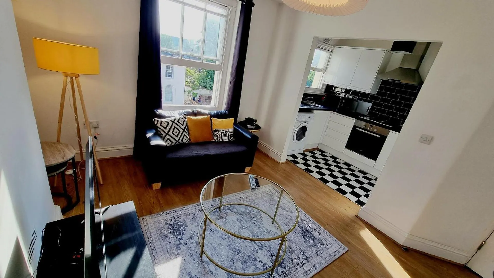 Evo View - 1 Bed Apartment - Stunning Views 3 Mins Walk Mile End Station London