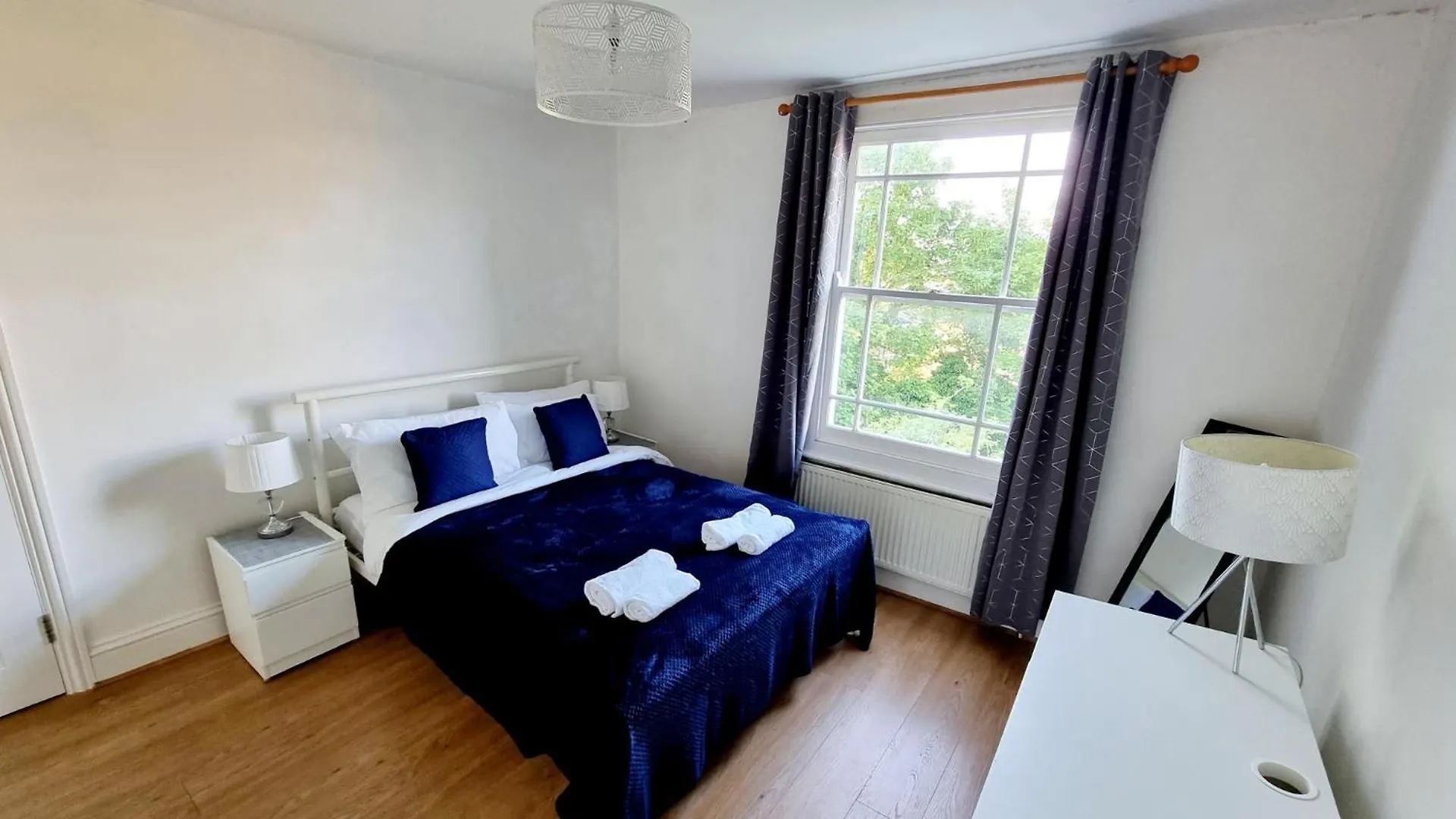 Evo View - 1 Bed Apartment - Stunning Views 3 Mins Walk Mile End Station London