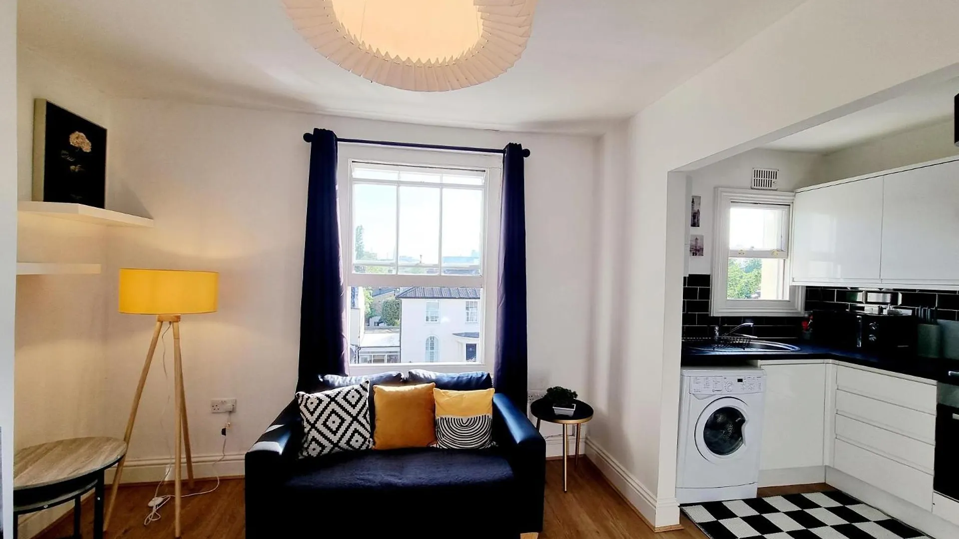 Evo View - 1 Bed Apartment - Stunning Views 3 Mins Walk Mile End Station location